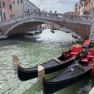 Guglie Canal View Apartment in Venice
