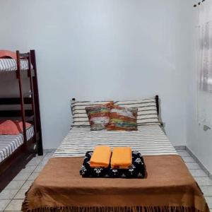 Suíte Pé na Areia- Espaço Independente na Praia do Curral com localização privilegiada - simplicidade e comodidade com o pôr do sol mais lindo de Ilhabela - melhor custo benefício para até 4 pessoas , na Av José Pacheco do Nascimento nº 7682