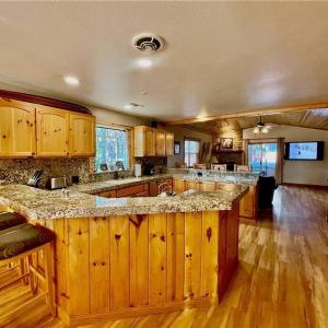 Enchanting Cabin with Hot Tub & Quiet Neighborhood