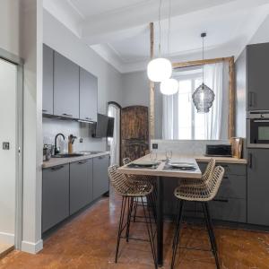 Charming 2 Bdr Old Town