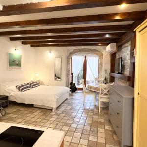 Guesthouse F