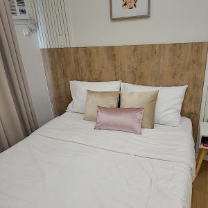 SHERISSE' CONDO @ THE LOOP WITH WIFI,CABLE AND HOT & COLD SHOWER,