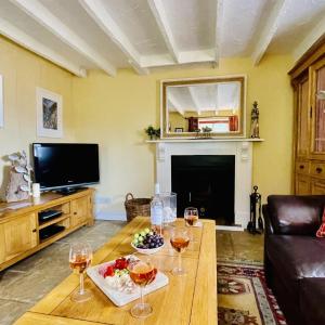 Thornwell Cottage - Heart of the village, amazing gardens, glorious views and brimming with character