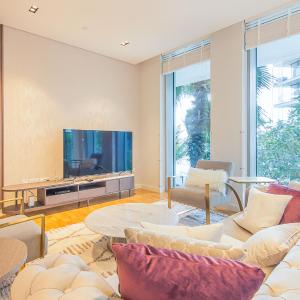 Elegant 3 bedroom plus maid on Bluewaters 210