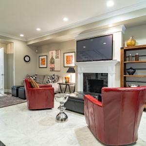 Luxurious Gold Coast 4BR 4-Story Villa with Parking Sleeps 12 Guests