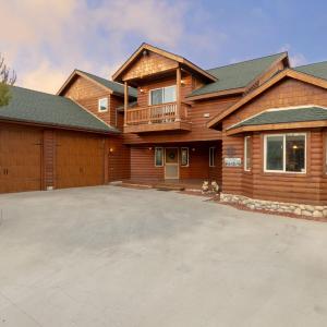 Grand Forest Lodge Retreat- Hot Tub- Games-
