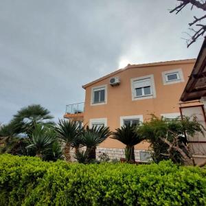 Apartments Mladen