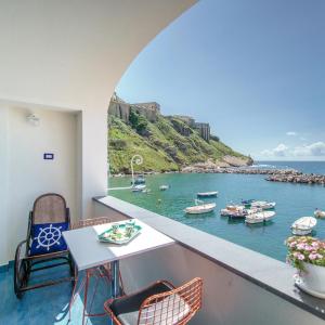 casa claudia Two rooms overlooking the sea bk