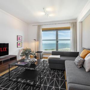WHome Panoramic View with Elevator, AC, Garage perfect for Families & Business Travellers