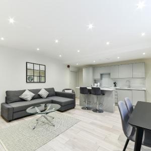 Chic Apartment by Hyde Park