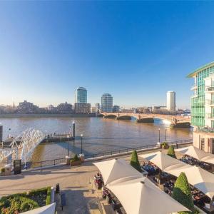 Panoramic Riverside Facing - 2 Bed - 2 Bath - 2 Balconies - in London Nine Elms