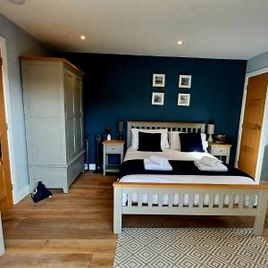 Stylish coastal retreat in St Ives with parking