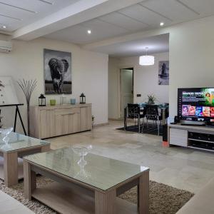 Spacious 2BR Apt, Balcony, AC & Private Garage, Casablanca Centre