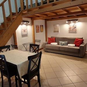 GEMELLI HOLIDAYS - Monte Mario Station connecting to center in 20 minutes, 2 easy lofts, groundfloor with courtyard, mezzanine bedroom, baby & pet friendly, 2 steps from groceries, restaurants, park, bus, cycle path - Warm guest care in 4 languages