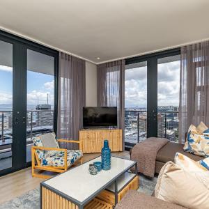 Spacious Apartment at 16 on Bree with great views