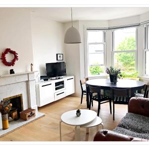 Spacious and modern 2 bedroom flat near the City Centre