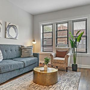 2BR Lively & Chic Apartment close to Shops - Touhy 3S