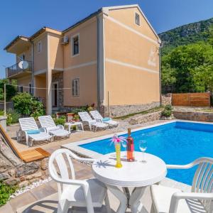 Amazing Home In Grizane