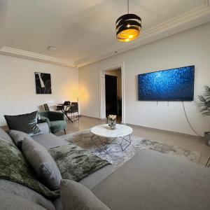 Cozy 2 BR Apartment Near BLVD World