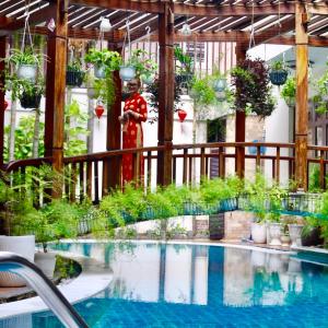 Long Life Riverside Hotel