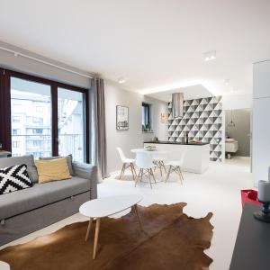 Laurel White Apartment with Jacuzzi Bath and Pool Access