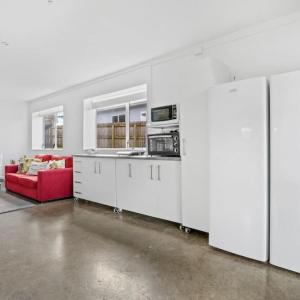 Bright 3-Bedroom Unit with Parking and Kitchenette