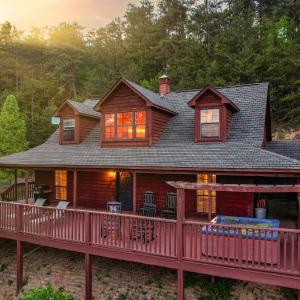 Pet-Friendly Smoky Mountain Cabin with Hot Tub, Privacy & Amazing Views
