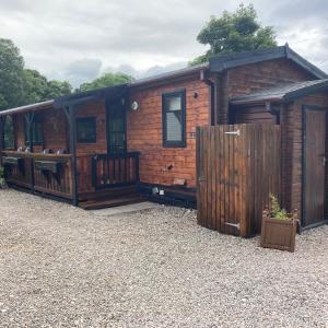 RIVERSIDE LODGE RETREAT