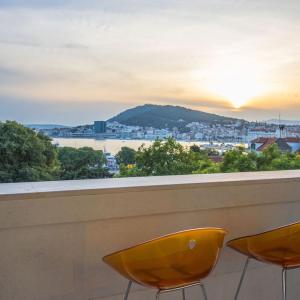 Sunset Oasis “VELLY” 1BR w/ Sea View & Parking