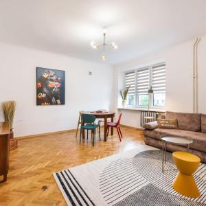 Metro Plac Wilsona Etno Apartament by BookingHost