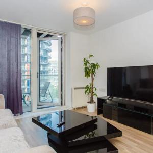 1 Bed in Canary Wharf with Vibrant City Views