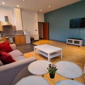 Spacious, bright and airy city centre flat. Unique converted Mill.