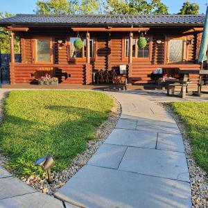 Cosy Countryside Log Cabin