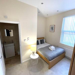 Coventry Large 4 Bedroom 4 Bath House Sleeps 4 Person Suitable for BHX NEC Solihull Rugby Warwick Contractors Ricoh Arena NHS Short & Long Business Stays Free Parking for 2 Vehicles, Close to City Centre High Speed Wifi
