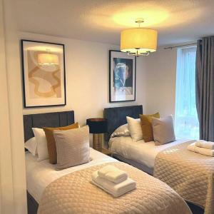 Aisiki Stays Apartments at Tottenham Hale, 4-Bedroom & 2-Bathroom, Pet-Friendly Duplex Flat, King or Twin Beds, with Free Wi-Fi & Parking Space