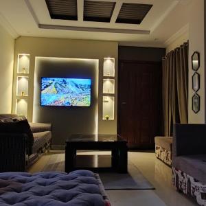 Luxurious Upscale 2Br with backup UPS Acs and wifi