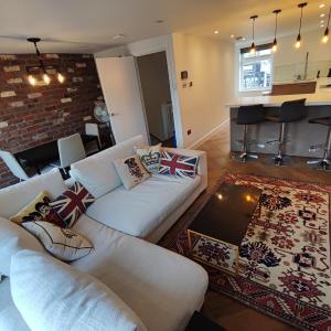 Modern Hammersmith 2 Bed 2 Bath Apt with AC & Terrace