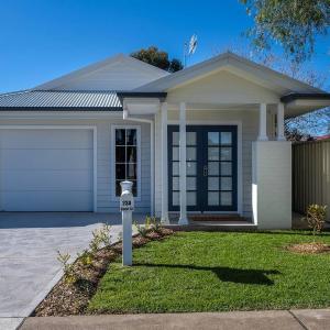 'Huxley House' An Elegant Mudgee Retreat with Backyard