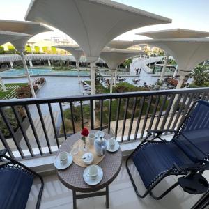Lovely 2 bedroom duplex with a pool in front AUC