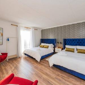 Music Row Retreat with Pool and Free Parking, Walk to Bars!
