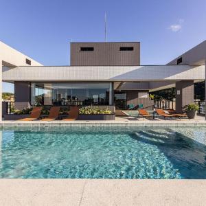 Adra 101 - Apartamento no centro de Bombinhas - Rooftop com piscina e academia - À poucos metros da praia.