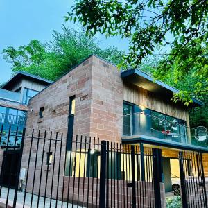 DESIGNER HOUSE - University of Glasgow / Central Glasgow 'Hillhead' West End G12 - Luxurious & Contemporary Detached House / Terrace / Garden / 'electric car charging' Garage Parking