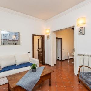 Lungaretta by Rental in Rome