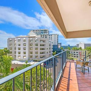 Sweeping Harbourfront Views atop Tropical Resort
