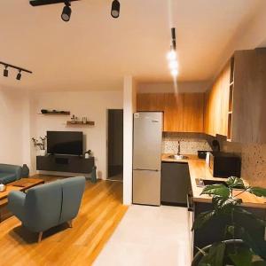 HILLTOP Luxury Apartment with Free Parking