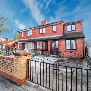 *Superb Location* Large 4 Bedroom City Centre Home
