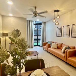 Arcoris Mont Kiara - Huge Balcony for 8 pax 1B1BR - 2 queen and 1 Partition Room Bunk Bed