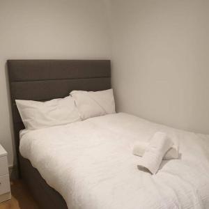 LONG STAYS 1Bed Studio Serviced Apartment Netflix & free WIFI perfect for Solo and Coupled Guests