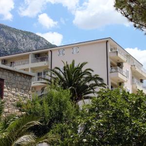 Apartments by the sea Makarska - 6880