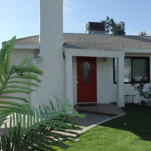 Entire 3 Bedroom Home with Golf Putting & hot spa